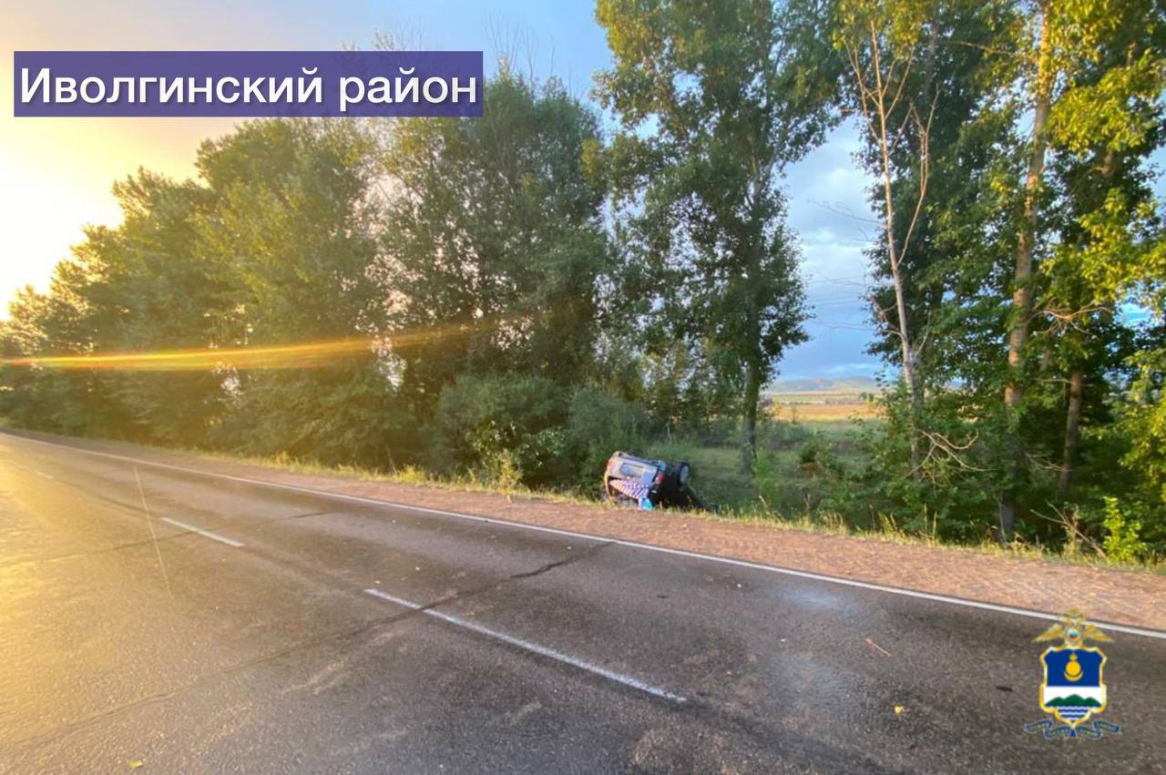 В ночь на 27 июля в Иволгинском районе произошло ДТП с участием подростков. Об этом сообщили в МВД республики. 16-летний парень за рулем «Тойоты Королла», который не имел права управлять машиной, ехал со стороны села Иволгинск в сторону села Каленово. Он не справился с управлением и съехал с дороги, после чего авто опрокинулось. В машине находились еще трое подростков. Два школьника – 14 и 15 лет – получили травмы и были госпитализированы. Водителя и еще одного 15-летнего пассажира отпустили домой после осмотра и оказания помощи. #бурятия