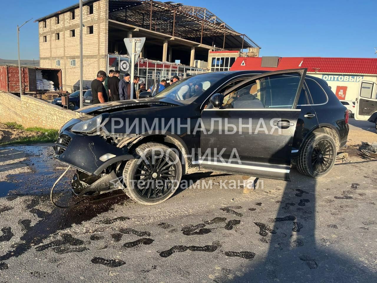 62-летняя пассажирка автомобиля LADA Kalina погибла в ДТП, произошедшем вчера, около 18:00, на автодороге «Леваши – Акуша – Уркарах – Маджалис», сообщает МВД по Дагестану. Автомобиль, в котором она находилась, столкнулся с Porsche Cayenne под управлением 27-летней местной жительницы. При повороте налево женщина не уступила дорогу движущейся во встречном направлении LADA Kalina под управлением 61-летнего местного жителя. Пассажирка LADA Kalina от полученных травм скончалась по пути в больницу.