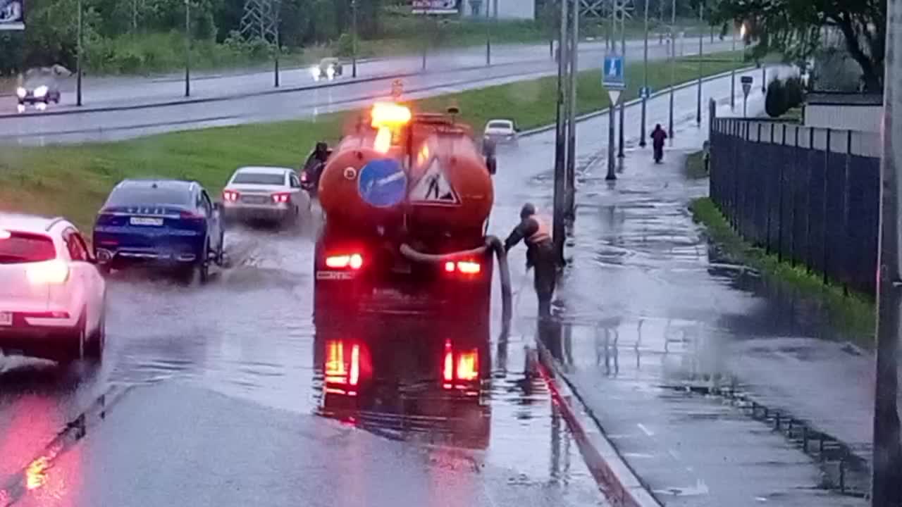 Ульяновские службы устраняют последствия падения деревьев и подтоплений