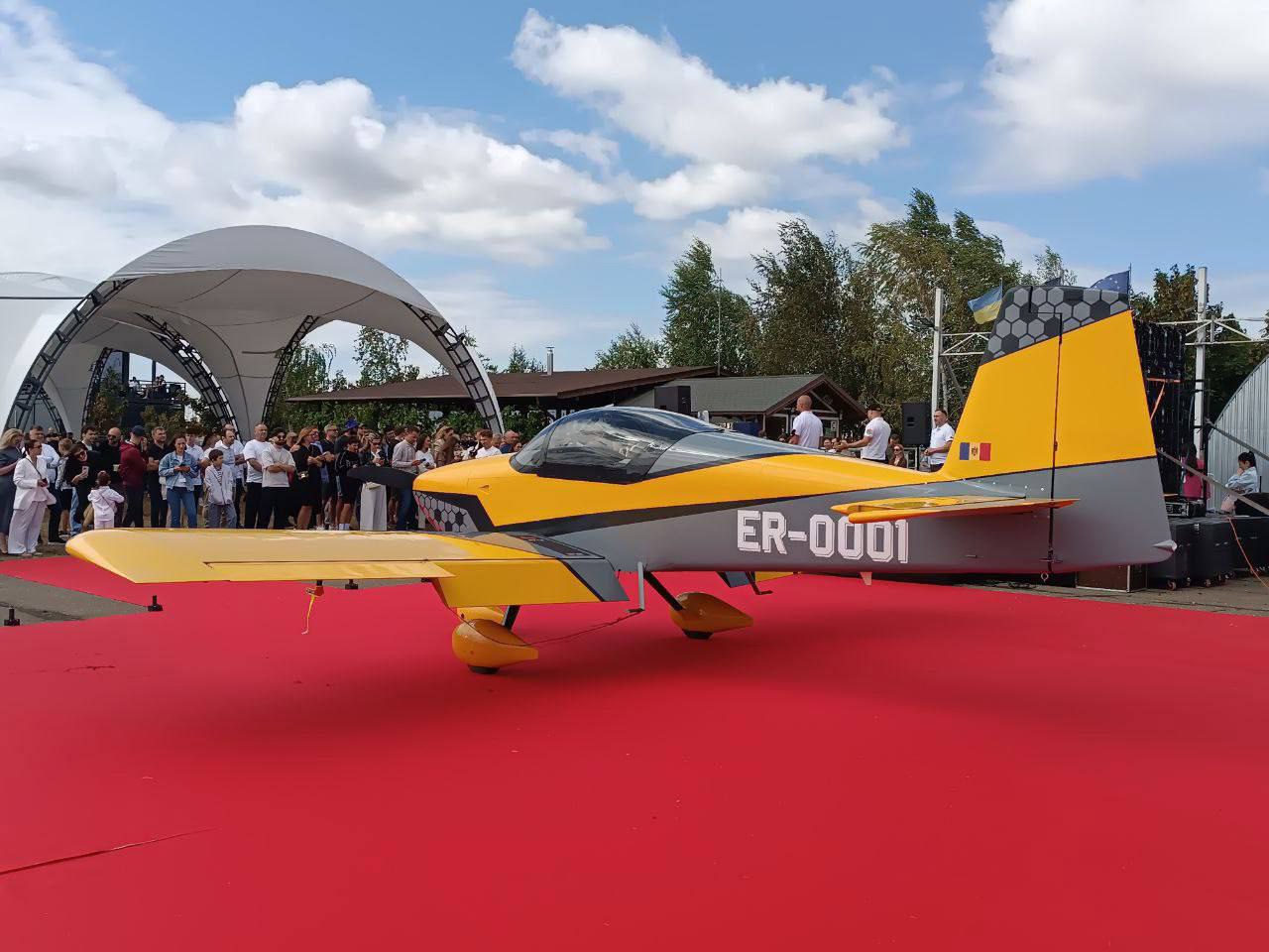 Впервые в Молдове собрали самолет Двухместный спортивный самолет Vans RV 7A построили пилоты Олег Бурлаку и Серджиу Крецу проект занял 4 года Характеристики первого молдавского самолета Скорость свыше 320 км час Высота полета 3 4 км Дальность полета 1400 км Подпишись на Мир Гагаузии