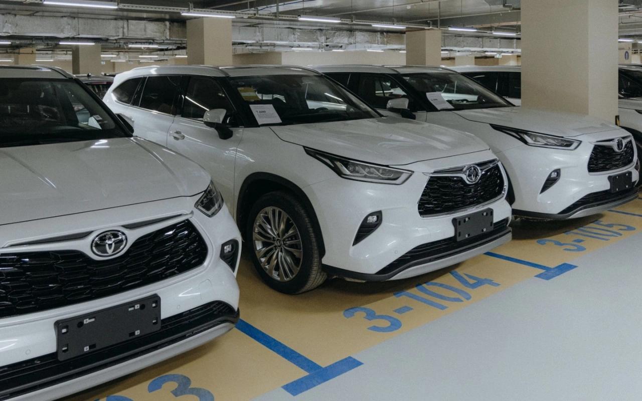 Toyota рассказала о поставках запчастей и машин в Россию Что происходит Toyota не планирует начинать экспорт новых автомобилей в Россию и возобновлять продажи новых автомобилей которые в любом случае подпадают под санкции прокомментировала ситуацию Autonews старший специалист по корпоративным коммуникациям Toyota Motor Europe Каори Хасэгава Вместе с тем она подчеркнула что в Россию продолжают поставляться запасные части для ранее реализованных машин Речь в данном случае идет о товарах не подпадающих под действие санкций Основываясь на наших ценностях и принципах защиты всех заинтересованных сторон Toyota продолжает импортировать запасные части на которые не распространяются санкции в целях обеспечения безопасности клиентов в России Несмотря на то что официальный экспорт и продажи новых автомобилей в России прекратились по прежнему остается много клиентов конкретизировала Хасэгава эксклюзив autonews