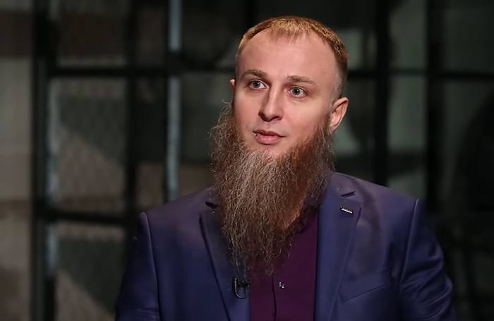 Многоженцу Ивану Сухову грозит до трёх лет колонии Против него возбуждено уголовное дело после того как одна из его дочерей сообщила о домогательствах публично Изначально проверку проводили в Москве после эфира на одном из федеральных каналов а сейчас дело завели во Владимирской области где и произошло преступление Иван Сухов давно привлек внимание общественности своим нестандартным образом жизни Вместе с тремя женами и четырнадцатью детьми он проживает в двушке площадью 70 квадратных метров Несмотря на многочисленные проверки мужчина ранее открыто заявлял что не опасается юридических последствий Подписаться на Москва 24 Наши каналы Новости в MAX