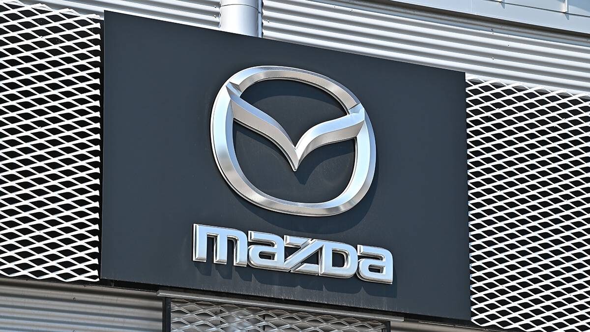 Mazda возобновила продажи Ушедший из России автогигант — японский концерн Mazda возобновил поставки машин в страну через собственных партнеров, сообщил в пресс-службе ООО "Мазда Мотор Рус". Отмечается, что на все автомобили, ввезённые через официальных дилеров, распространяется гарантия сроком три года или 100 тыс. км пробега. Тем не менее продажи это пока не гарантия на возобновление полноценной деятельности на территории РФ "Прямо сейчас у дилеров в шоурумах представлены две модели — Mazda CX-5 и Mazda CX-50. Часть автомобилей уже находится в салонах дилеров. Их можно купить сразу. Часть — на центральном складе", — говорится в сообщение компании. Mazda имела завод во Владивостоке, но теперь поставками в Россию занимаются в основном китайские партнеры японского концерна. Лишь часть машин российские дилеры завозят в страну самостоятельно. На данный момент русификации в автомобилях нет, на выбор доступны только китайский или английский языки, а установить русский невозможно. Ранее автогигант представил новый бренд MZD для РФ, под ним, вроде как, будут выпускаться линейки масел и запчастей.