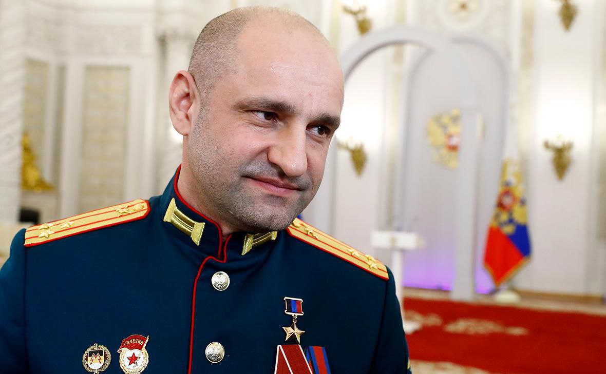 В Ельцин-Центре отменяют выступления русофобов Полпред УрФО Артём Жога всерьёз взялся за Ельцин-Центр, сообщает URA RU. Теперь любые активности, которые противоречат государственной политике, тут же попадают под внимание компетентных органов. В самом Ельцин-Центре всё называют «домыслами», а в полпредстве комментировать ситуацию отказались. Но факты говорят сами за себя. С начала года в Центре уже отменили минимум три сомнительных события: 28 февраля должен был выступить поэт-русофоб Герман Лукомников — автор стихов с иносказательными призывами к убийству российского лидера и глумлением над Победой в ВОВ. В апреле отменили спектакль «Я убил царя» — после вопросов к тому, как в постановке освещён расстрел царской семьи, а также из-за репутации режиссёра Владимира Мирзоева, выступающего против СВО. 15 апреля книжный магазин «Пиотровский» отменил лекцию Полины Ивановой, которая курировала студенческие протесты против символа Z и вывешивала украинский флаг в соцсетях. Фронтовые Новости и не только