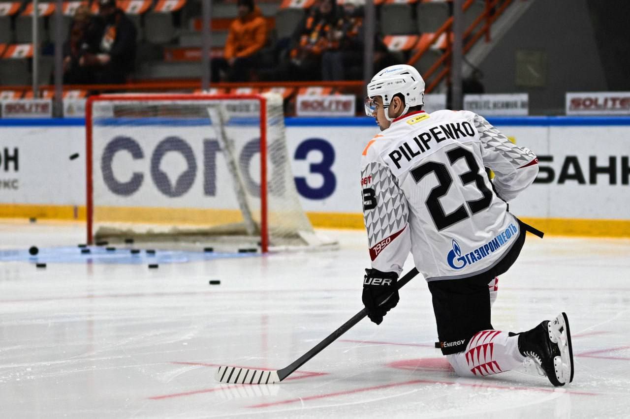 Авангард на выезде разгромил Амур со счетом 6 2 Сегодня в Хабаровске команды боролись до конца В начале игры ястребы дважды выходили вперед по шайбе забили Дмитрий Рашевский и Василий Пономарев но хозяева сравнивали Но третий период полностью остался за омичами новичок Кирилл Пилипенко забросил свою первую за омичей шайбу Голами отметились Константин Окулов Эндрю Потуральски и Николай Прохоркин Две из двух побед в гостях Команда возвращается в Омск где уже в это воскресенье 15 февраля в 17 00 встретится на G Drive Арене с челябинским Трактором Болельщиков ждет культурное дерби двух культурных столиц России этого и будущего года Фото ХК Авангард Омск путеводитель в MAX