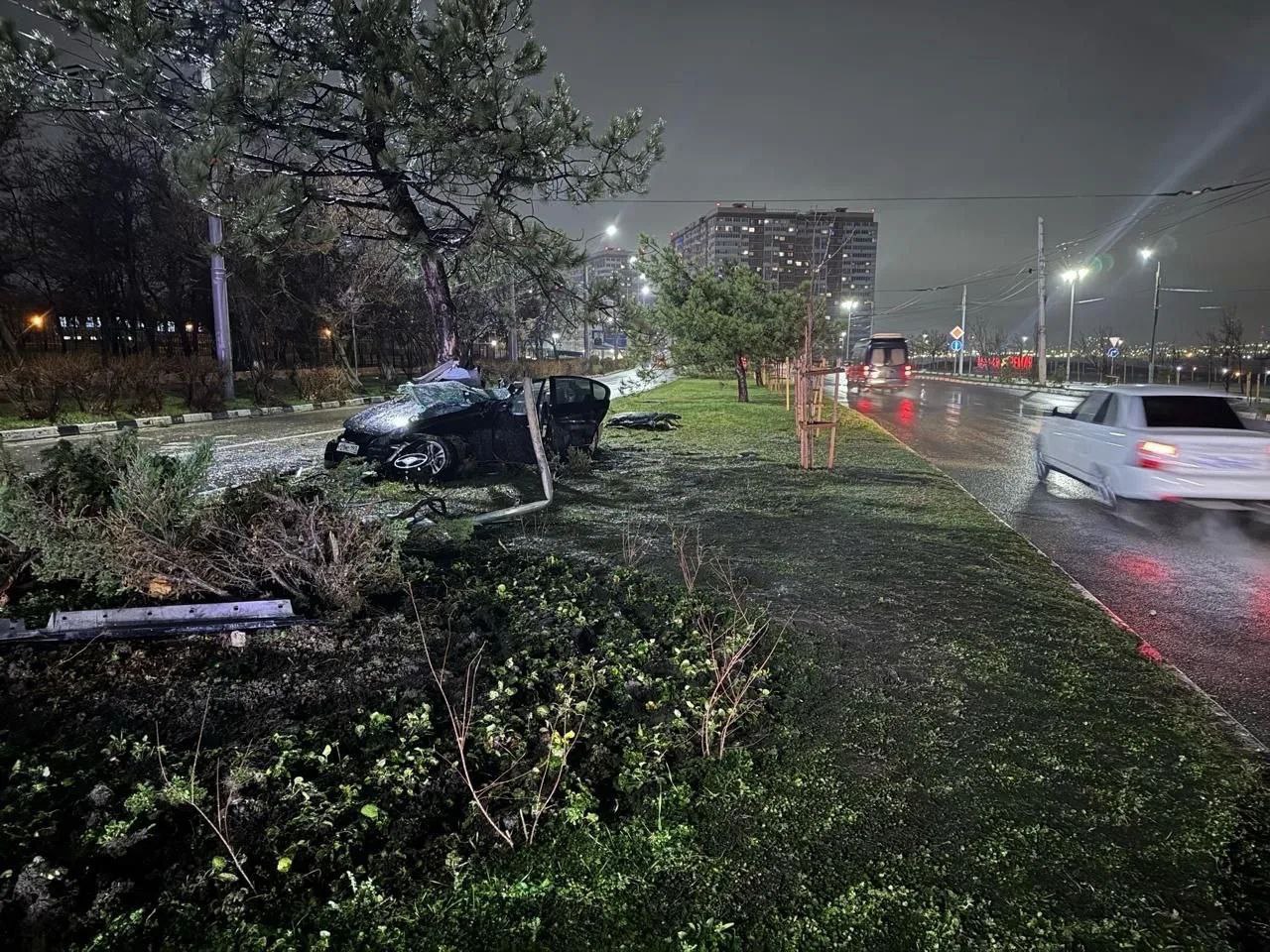 В Новороссийске двое молодых людей в результате ДТП оказались на больничной койке В 18 35 21 летний водитель БМВ двигаясь по проспекту Ленина в сторону улицы Героев Десантников по предварительным данным не справился с управлением и наехал сначала на бордюр а затем врезался в дерево В результате аварии водитель и пассажир иномарки получили травмы различной степени тяжести и были госпитализированы сообщает пресс служба Управления МВД России по Новороссийску Радио 104FМ Новая Россия Мы в МАХ