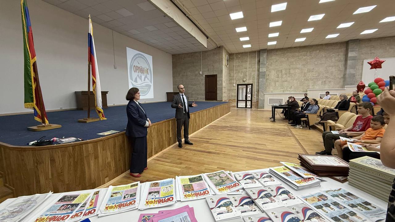 В Доме печати прошел очередной слет юнкоров «Орлёнка». Редакция газеты «Орлёнок-Дагестан» в преддверие Дня защиты детей провела практикум для юнкоров. Мероприятие началась с минуты молчания в память дагестанского журналиста Алика Абдулгамидова. Первый заместитель руководителя Агентства информации и печати РД Рустам Джалаков огласил Приветственный адрес от имени руководителя Дагинформа Арсена Юсупова и поздравил редакцию и юнкоров с Днем защиты детей. В продолжении Рустам Джалаков подтвердил тезис о том, что подобные мероприятия пробуждают в детях любовь к творчеству, желание стать частичкой журналистского сообщества. «Мы и дальше будем вовлекать их в мир новостных текстов, газетных статей и очерков посредством участия юных корреспондентов в республиканских пресс-конференциях. Это ценный опыт, который формирует будущих лидеров медиапространства». Он также провёл церемонию награждения отличившихся юных журналистов, подчеркнув их вклад в развитие школьной и детской прессы. Председатель Дагестанского регионального отделения Союза журналистов России, главный редактор национального еженедельника «Лезги газет» Магамед Ибрагимов подчеркнул важность сохранения и развития родных языков:«Нужно не просто писать — важно писать на родных языках, беречь их, чтобы сохранить свою культуру и самобытность». Особую благодарность Магамед Ибрагимов выразил главреду газеты «Орлёнок-Дагестан» Басират Ильясовой за организацию мероприятия. Взращивая новое поколение журналистов, мы закладываем прочную основу для честных, открытых и сильных медиа будущего. Дагинформ