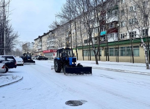 В Биробиджане техника вышла на уборку снега.