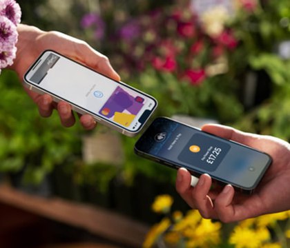 Google планирует интегрировать в ОС Android аналог функции NameDrop от Apple для обмена контактами В 2023 году Apple представила функцию NameDrop в составе iOS 17 Эта функция позволяет делиться файлами с другим человеком поднеся свой iPhone к его устройству Поддерживается и обмен контактами Как сообщает GSMArena Google работает над аналогом NameDrop и планирует интегрировать его в ОС Android