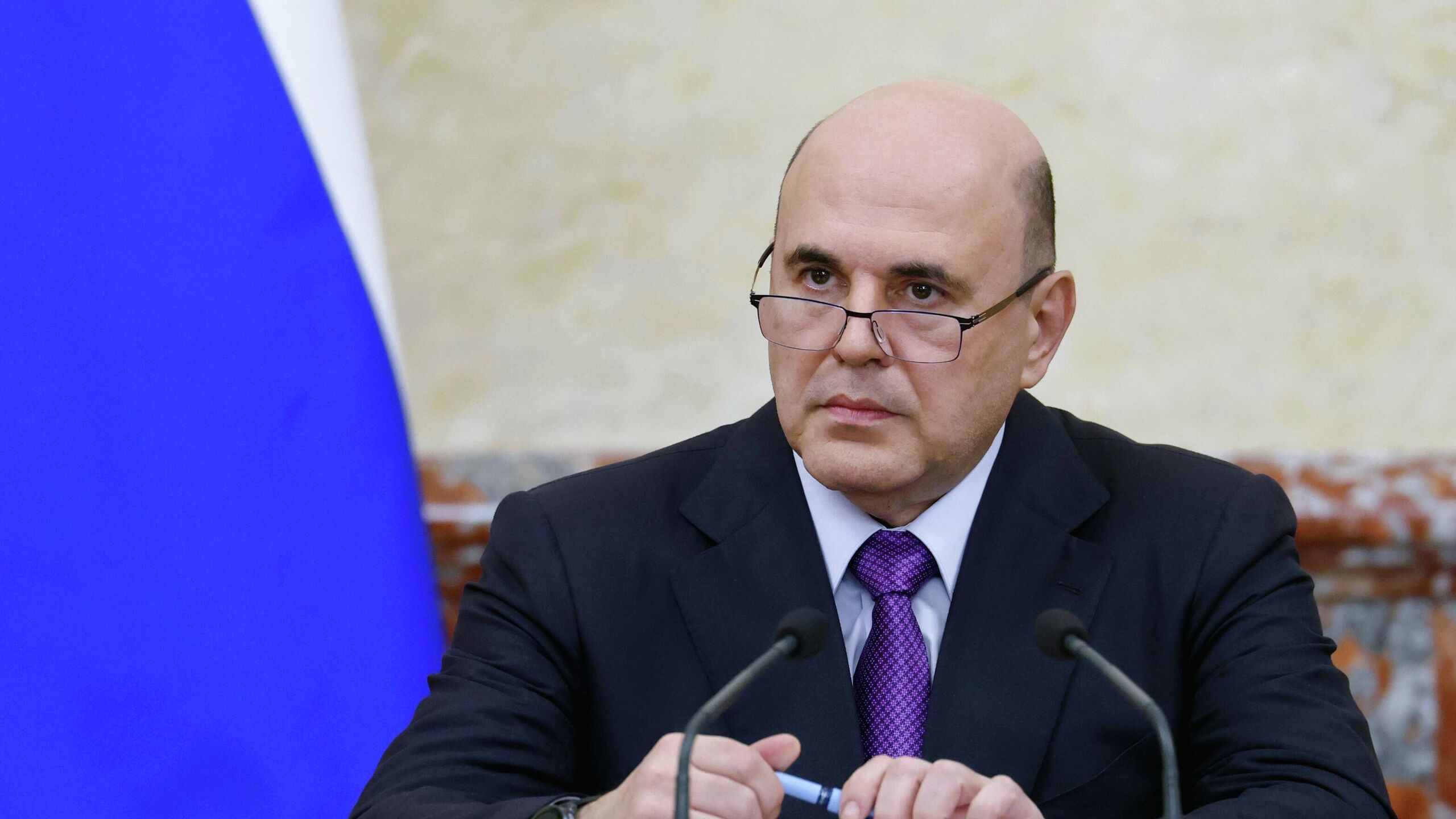 Сейчас нужно приступить к подготовке новых дополнительных мер для защиты россиян от мошенников заявил премьер министр РФ Михаил Мишустин Уже сейчас нужно приступить к подготовке следующих решений чтобы создать широкую и действенную систему защиты граждан от обмана сказал Мишустин на стратегической сессии О борьбе с кибермошенничеством Он отметил что защита россиян должна быть максимально эффективной и при этом необходимо создавать условия при которых технологии будут использоваться для безопасности людей а не против них