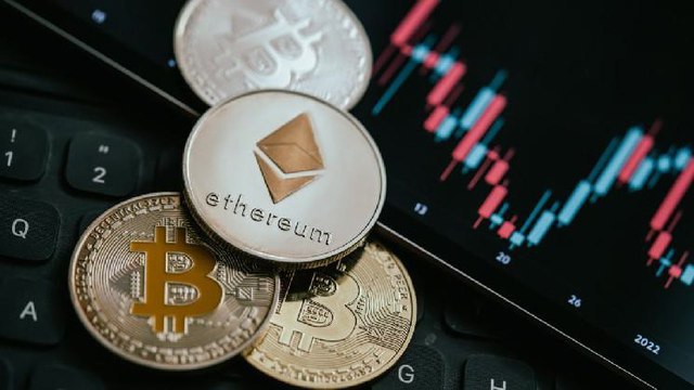 Ethereum упал до 41-месячного минимума в паре с биткоином  Ведущий альткоин подешевел на 24% в этом году, снизившись на 35% по сравнению с пиковым значением 2024 года. Эфир также значительно снизился по отношению к другим криптовалютам – биткоину, Solana, BNB, Tron. Слабые показатели эфира, скорее всего, связаны с вялой реакцией институциональных инвесторов, которые проявили мало интереса к спотовым Ethereum-ETF. Так, чистый отток из биржевых фондов составил более $581 млн. В настоящее время они владеют активами на сумму $6,62 млрд. Это намного ниже, чем у спотовых биткоин-ETF, в которые уже поступило более $18 млрд. Эфир также снизился из-за недавних ликвидаций Ethereum Foundation и Виталика Бутерина. Основатель Ethereum продал токенов на $2,2 млн, фонд — 350 000 эфиров. Инвесторы тоже начали продавать эфир. К примеру, один из крупных держателей перевёл ETH почти на $10 млн за последние сутки.