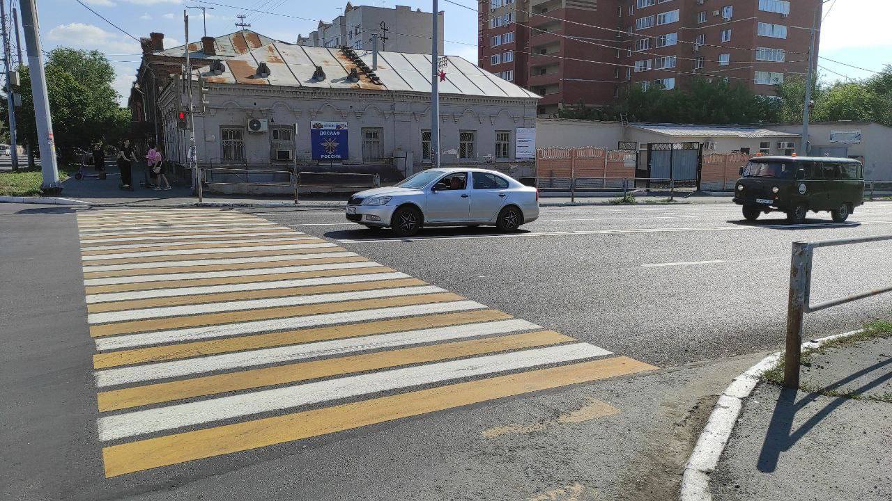 Завершение нанесения дорожной разметки в Оренбурге  #Про_Общество   Работы по нанесению дорожной разметки на городских магистралях будут завершены до 1 сентября. Об этом сообщил начальник МБУ «Управление капитального строительства» Владимир Колганов.  Начало мероприятий по обновлению дорожной разметки в рамках подготовки к Дню Победы было в мае. Термопластик использовался для обновления разметки на центральных улицах и магистралях города, включая проспект Победы, улицы Терешковой, Постникова, Максима Горького, Пушкина и Цвиллинга.  Нанесение новой термопластиковой разметки продолжилось в июле на улице Рыбаковской и недавно отремонтированные дороги в поселке Солнечный  улицы Школьная, Озёрная, Пушкинская .  Завершающий этап будет в августе и сентябре. Он включает нанесение разметки на оживленные участки дорог, подходы к пешеходным переходам и образовательные учреждения. Это касается улиц Аксакова, Джангильдина, Ткачева, Одесской, Челюскинцев, Чичерина и других.  Разметку нанесут на дорогах, прилегающих к детским садам и школам в городских поселениях. Работы выполняются сотрудниками МБУ «УКС».