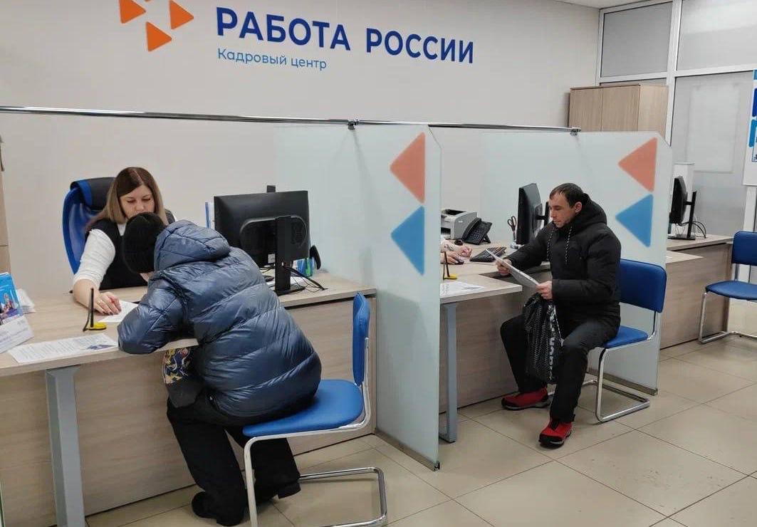 В Кузбассе пройдет модернизация учреждений службы занятости, заявил Илья Середюк Губернатор провел встречу с заместителем руководителя Роструда Яном Талбацким. Кузбасс вошел в число 17 субъектов России, где обновление центров пройдет по нацпроекту "Кадры". Показатели безработицы в регионе сейчас на низком уровне. Только в прошлом году переобучение прошли больше 2 тысяч кузбассовцев. Вести-Кузбасс