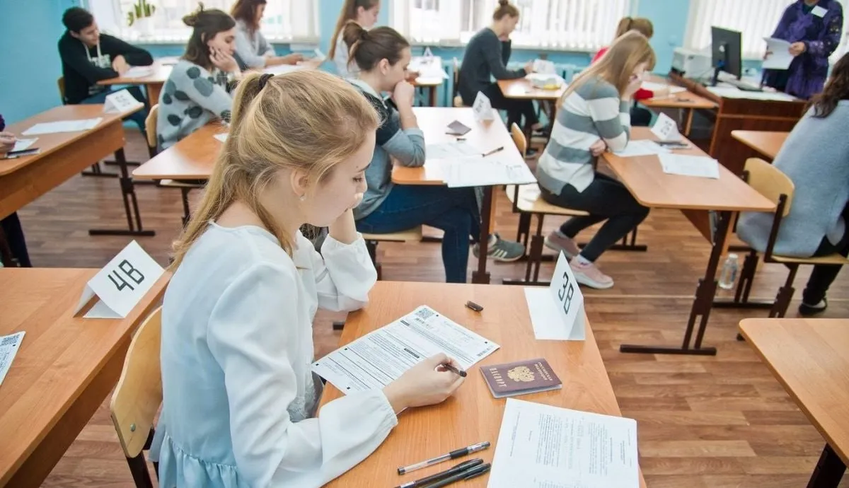 Учителям в регионах будут доплачивать за работу на ЕГЭ и ОГЭ с такими рекомендациями выступило Минпросвещения РФ Размер выплаты должны установить региональные власти В ведомстве отметили что участие учителей в проведении пробных экзаменов не входит в их непосредственные обязанности И поскольку это дополнительная работа то привлекать к ней можно только с их письменного согласия и после определения условий