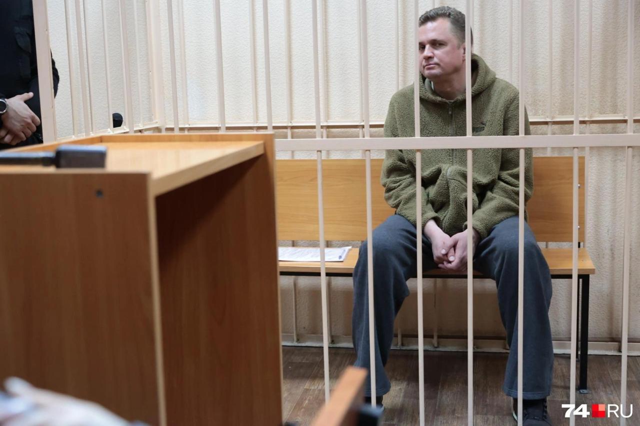 Для бывшего главы Троицка запросили 15 лет колонии и штраф в 10 млн рублей Александра Виноградова обвиняют в получении взяток Кроме того прокурор предложил конфисковать у экс главы в собственность государства беговую дорожку за 126 тысяч рублей а также более 600 тысяч рублей полученные в качестве взяток Контекст Силовики задержали Александра Виноградова в декабре 2023 года Его заподозрили в получении взятки в виде беговой дорожки Взамен по версии следствия мэр должен был ускорить вопрос с разрешением на строительство и вводом в эксплуатацию нежилого здания 74 ру Подписаться Прислать новость novosti chelyab bot