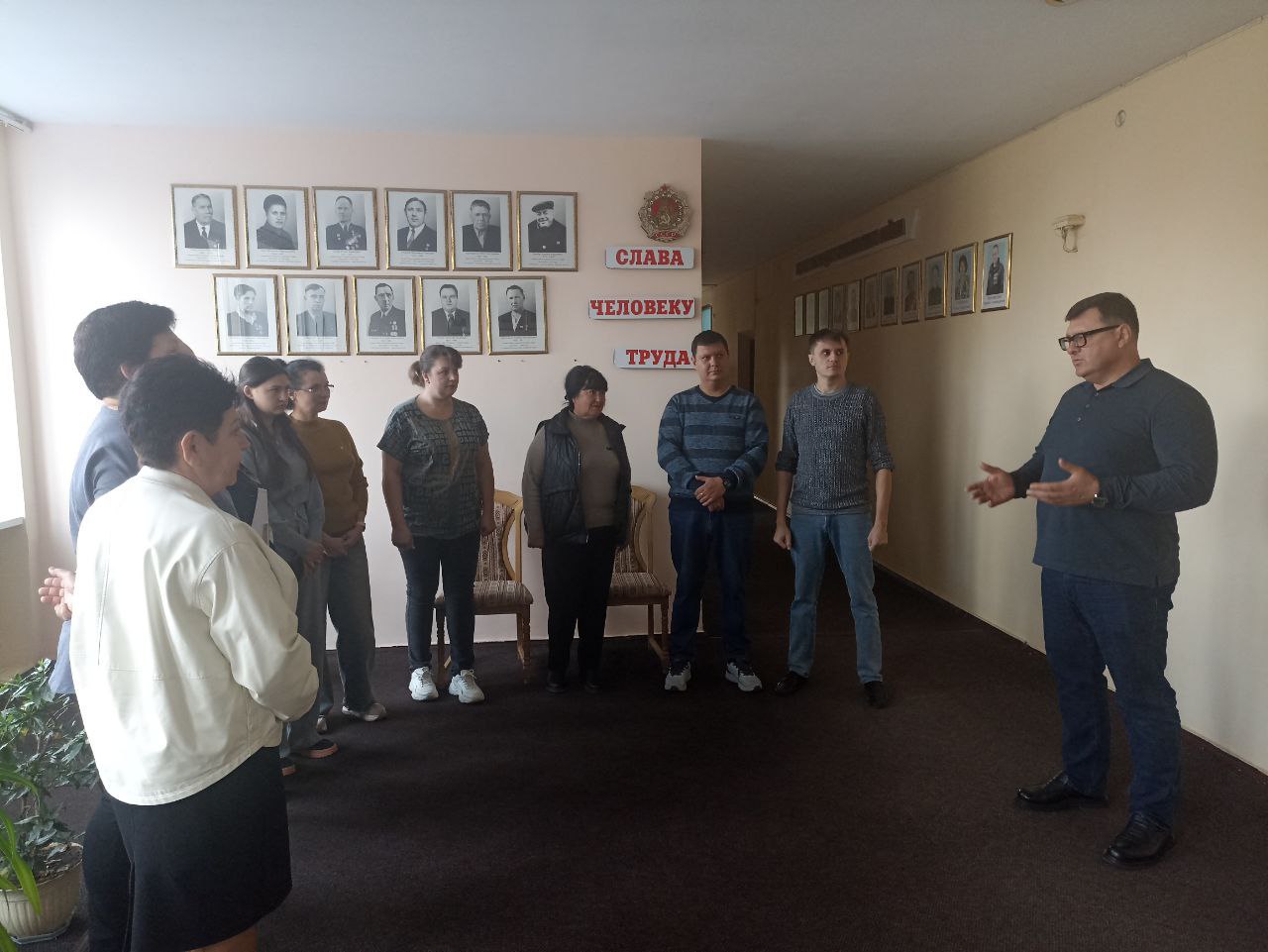 Провел встречу с коллективом Администрации муниципалитета В ходе встречи обсуждались актуальные вопросы о проведении ремонта Новоазовского КДЦ о реализации народной программы Возрождаем Донбасс вместе о спиле аварийных деревьев о проведении отопительного сезона и др Внимательно выслушал все вопросы и замечания которые были высказаны Постарался дать исчерпывающие ответы каждому человеку объяснить ситуацию и помочь решить их вопросы Проблемы требующие дополнительного внимания были взяты на личный контроль Такие встречи это важный источник информации от жителей и обеспечивают оперативную связь с населением Открытый диалог это ключевой элемент успешного развития муниципалитетов что полностью соответствует стратегии Главы ДНР Дениса Пушилина по развитию и укреплению нашей Республики