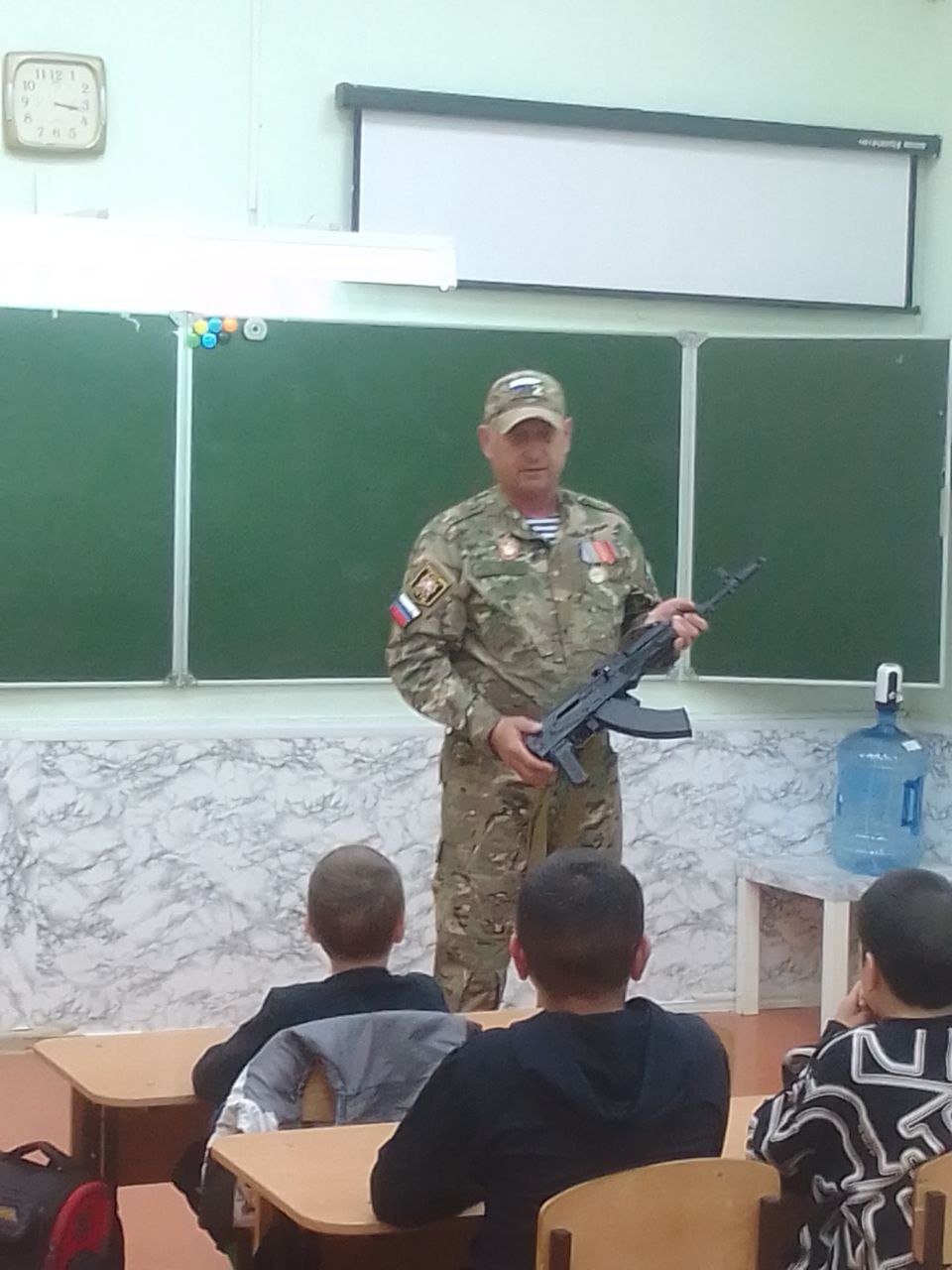Казак Сергей Ткаченко провел Уроки мужества в школе Апшеронска Уроки прошли в конце апреля и 6 мая в гимназии №5. Участник специальной военной операции, казак Апшеронского городского казачьего общества Сергей Ткаченко приходит в школу-гимназию №5 не с пустыми руками. Он приносит макет оружия, который ребятня с удовольствием собирает, разбирает и даже заряжает под руководством наставника. «Несмотря на то, что это учащиеся 2 и 3 классов, они справляются», - делится Сергей Георгиевич. На своих уроках он рассказывает детям о простых, но главных понятиях: что Родина — это не пустой звук, а место, где живут их родители, и их надо защищать. Будущие защитники с интересом слушают гостя, задают вопросы, фотографируются с ним, потому что понимают, что эти фото — не просто на память об уроке, а на память о встрече с героем, прошедшим горнило войны. Татьяна Разбоева Апшеронский рабочий