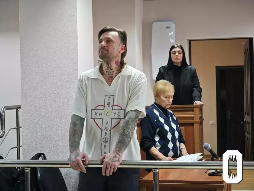 В российской колонии скончался политзаключённый блогер Веган Христолюб Божий осужденный за высказывания против ислама и войны Отец мужчины рассказал что сегодня ему позвонил сотрудник ФСИН и сообщил о смерти сына в воронежской колонии ИК 2 Силовик попросил мужчину приехать за телом при этом отказавшись сообщить причину и обстоятельства гибели заключенного ОВД Инфо отмечает что заключённый находился на строгих условия содержания Христолюб опасался что его собираются сгноить в колонии Веган Христолюб Божий был осуждён на 3 года лишения свободы по статье о реабилитации нацизма за ролик о вербовке заключённых на войну и по статье об оскорблении чувств верующих за критику ислама Задонатить через бота Patreon