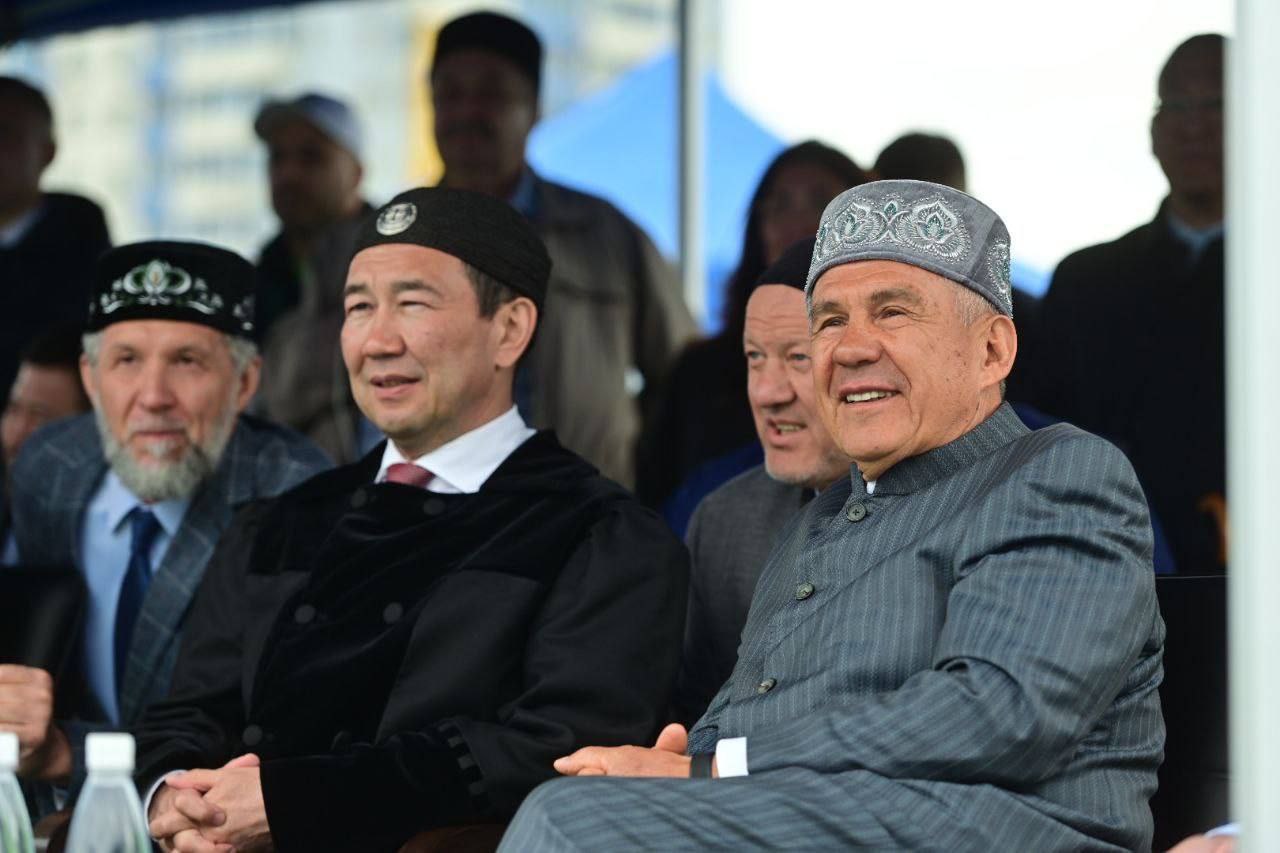 Рустам Минниханов и глава республики Саха Якутия Айсен Николаев приняли участие в Федеральном сабантуе в Якутске. В мероприятии принимают участие представители татарских общественных организаций из 29 регионов России. В рамках Сабантуя состоялись дни татарского кино, в местном театре состоялись театральные постановки, прошли круглые столы, мастер-классы по народным промыслам, спортивные состязания, традиционные конкурсы, соревнования по борьбе «Корэш», большая концертная программа творческих коллективов. Нижнекамским районом организована площадка «Татарское подворье». Обращаясь к участникам Сабантуя, Рустам Минниханов обратил внимание, что нынешний праздник 25-й по счету. «Символично, что он проходит на земле наших братьев, добрых тюркских друзей из республики Саха Якутия », - сказал он.
