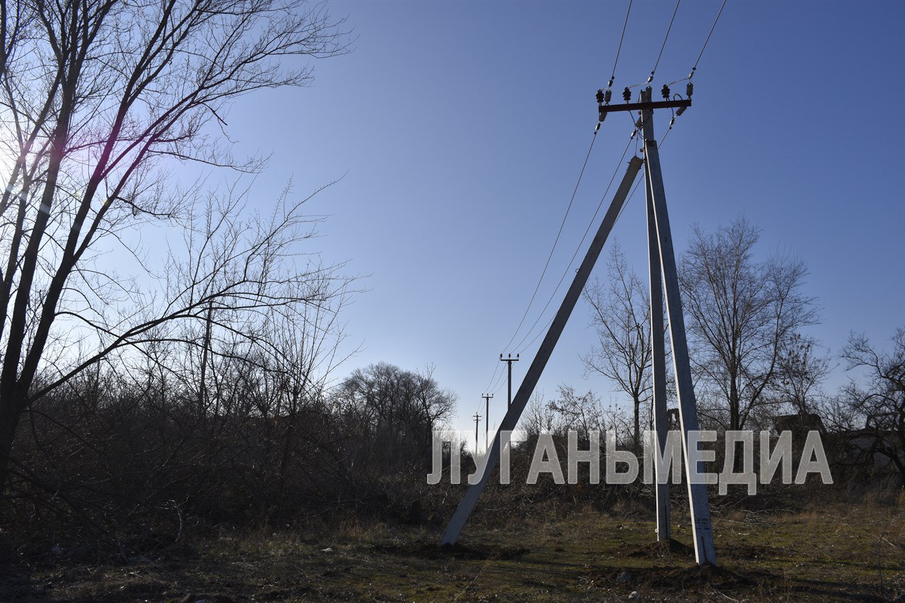 Подрядная организация Алтайского края «Алтайкрайэнерго» завершила в городе Зимогорье подшефного Славяносербского района масштабные работы по замене воздушной линии электропередачи   Ещё в июне 2022 года в результате боевых действий была повреждена одна из высоковольтных линий электропередачи, которая питала город Зимогорье. И до недавнего времени он оставался запитан на одной высоковольтной линии.   Эта линия электропередачи питает 20 трансформаторных подстанций, более 2300 абонентов. Сейчас значительно улучшилось качество и надежность подаваемой электроэнергии. Поскольку сейчас продолжается осенне-зимний период, это очень важно для жителей района и в случае аварийных ситуаций они не останутся без энергоснабжения.   Специалисты «Алтайкрайэнерго» провели масштабную работу – заменены все опоры и их оснастка, участки кабельных линий на выходе с питающей станции «Зимогорьевской» и переходе на высоковольтные линии.            Вконтакте       Одноклаcсники