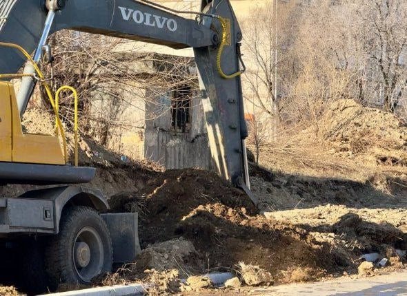 Без тепла и горячей воды остались больше 10 домов в Биробиджане из-за коммунальной аварии Специалисты нашли утечку и оперативно устраняют порыв  Источник