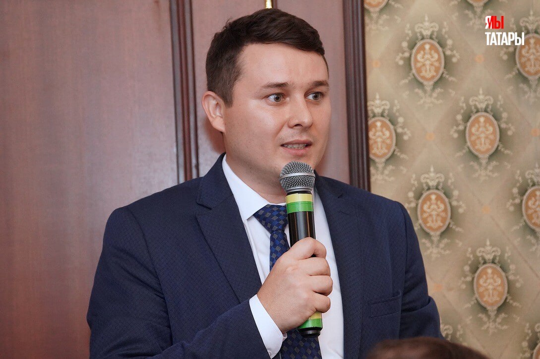 Во главе Таткнигоиздата встал писатель Рустем Галиуллин Бывший главный редактор журнала Казан утлары Рустем Галиуллин назначен новым генеральным директором Татарского книжного издательства Он сменил на этом посту Ильдара Сагдатшина Рустем Галиуллин является кандидатом филологических наук членом Союза писателей РТ и лауреатом премии имени Мусы Джалиля Он автор множества книг изданных на нескольких языках включая татарский русский и башкирский Его работы входят в антологии современной прозы России Интервью с Галиуллиным читайте по ссылке Редакция Миллиард татар от всей души поздравляет Рустема Гусмановича и желает успехов на новом месте
