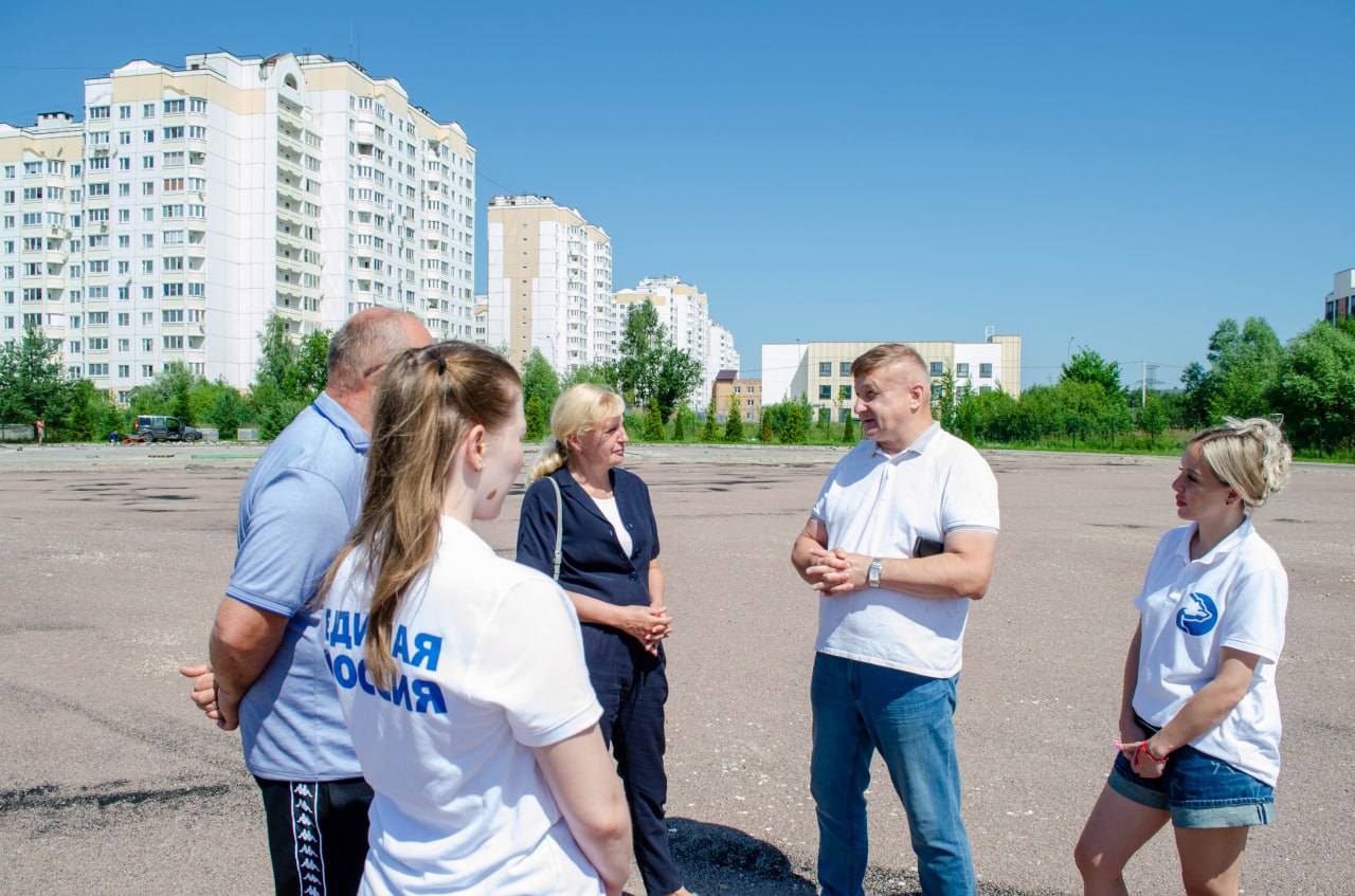 В Солнечногорске завершается реконструкция стадиона спортивной школы №1 Сейчас на стадионе демонтировали старые конструкции и подготовили площадку для нового футбольного поля. Также здесь появятся беговые дорожки и две универсальные площадки для баскетбола. Члены и сторонники партии провели мониторинг реконструкции стадиона школы. «Партия «Единая Россия» активно поддерживает развитие спортивной инфраструктуры. На новом стадионе запланировано создание площадки для выполнения норм ГТО, а также предусмотрено строительство трибун и раздевалок для спортсменов», – отметил муниципальный координатор проекта «Детский спорт» Игорь Артамонов. Реконструкция стадиона вошла в число наказов жителей, собранных в ходе избирательной кампании партии «Единая Россия». #ЕдинаяРоссия #ЕР50 #Подмосковье #НароднаяПрограмма Единая Россия Подмосковье