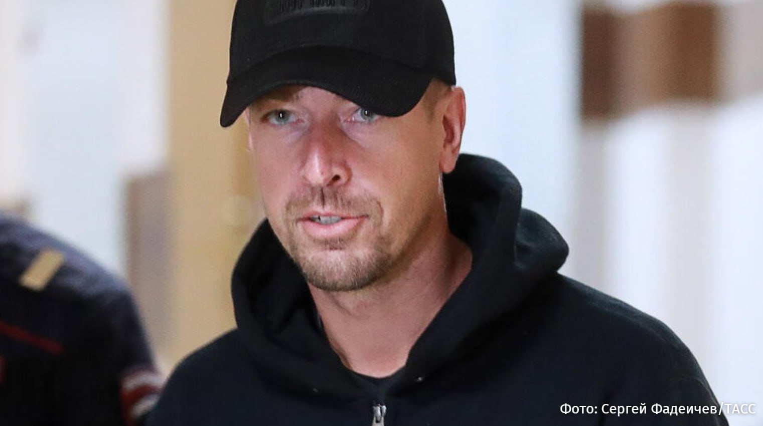 Суд запретил распространение в России курсов секс коуча Алекса Лесли заочно арестованного за склонение к изнасилованию сообщили в прокуратуре Москвы Напомним в июне против пикап тренера Лесли возбудили уголовное дело по статье о склонении к изнасилованию Его последователи приставали к женщинам в центре Москвы и трогали незнакомок за интимные места Многих учеников секс гуру арестовали по обвинению в мелком хулиганстве РЕН ТВ в Telegram в MAX