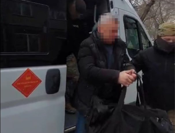 В Челябинске задержан экс гендиректор МУП ПОВВ Он подозревается в крупном хищении денежных средств Сотрудники УФСБ России по Челябинской области пресекли противоправную деятельность в стратегическом секторе экономики города Установлено что руководство МУП Производственное объединение водоснабжения и водоотведение заключило заведомо невыгодные контракты нанеся ущерб бюджету Челябинска Как рассказали в пресс службе УФСБ генеральный директор предприятия и главный инженер в июле 2024 года заключили два муниципальных контракта с ООО Проекты и Решения на выполнение аварийных работ по завышенной стоимости В результате их действий городскому бюджету причинен ущерб превышающий 116 миллионов рублей На основании материалов предоставленных ФСБ следственный комитет возбудил уголовное дело по статье о злоупотреблении должностными полномочиями В настоящее время проводятся следственные и оперативные мероприятия направленные на установление всех участников преступной схемы Решается вопрос об избрании меры пресечения для фигурантов eugenejut