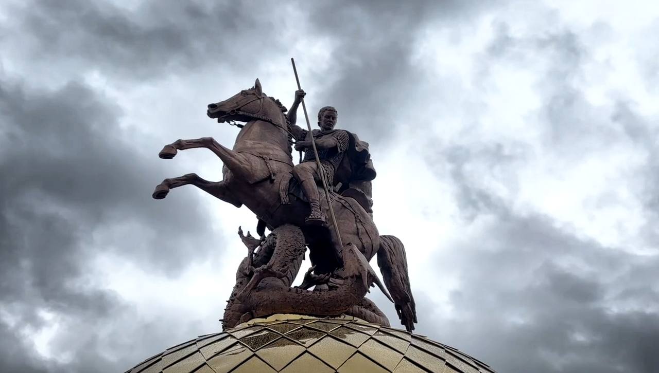 Накануне в Ачинске, опорном городе Красноярского края, состоялось открытие скульптурной композиции святого Георгия Победоносца. Бронзовую фигуру Георгия Победоносца высотой 4,5 метра изготовили за внебюджетные средства и установили в новом историко-культурном парке. Это первая за Уралом статуя святого покровителя воинов. Установить ее предложили почетные жители и ветераны в честь 80-летия Победы в Великой Отечественной войне. Со скульптуры Георгия Победоносца в Ачинске начнётся преображение историко-культурного парка, запланированное в рамках перспективного плана комплексного социально-экономического развития опорного города. В дальнейшем парк станет любимым местом отдыха горожан. Напомним, Ачинск вошел в федеральный перечень опорных населенных пунктов России, утвержденный в конце прошлого года. В рамках национального проекта «Инфраструктура для жизни» качество среды для жизни в таких населенных пунктах должно вырасти на 30% к 2030 году и на 60% — к 2036 году. #инфраструктура_для_жизни #национальныепроекты_красноярскийкрай #нацпроект_инфраструктура_для_жизни