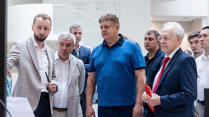 Полномочный представитель президента России в Сибирском федеральном округе Анатолий Серышев побывал в Новосибирском государственном университете НГУ и на стройплощадке Центра коллективного пользования СКИФ Анатолий Серышев побывал с рабочей поездкой в новом кампусе НГУ сообщила пресс служба университета Полпред осмотрел корпус поточных аудиторий а также ознакомился с разработками инновационных центров вуза Как сообщается представитель президента оценил высокие темпы строительства кампуса и их технологическую оснащенность В числе представленных полпреду высокотехнологичных разработок оказались детекторы видеоаналитики проект цифрового керна призванный повысить эффективность добычи углеводородов а также технологии и материалы с улучшенными за счет добавления углеродных нанотрубок свойствами Подробнее по ссылке
