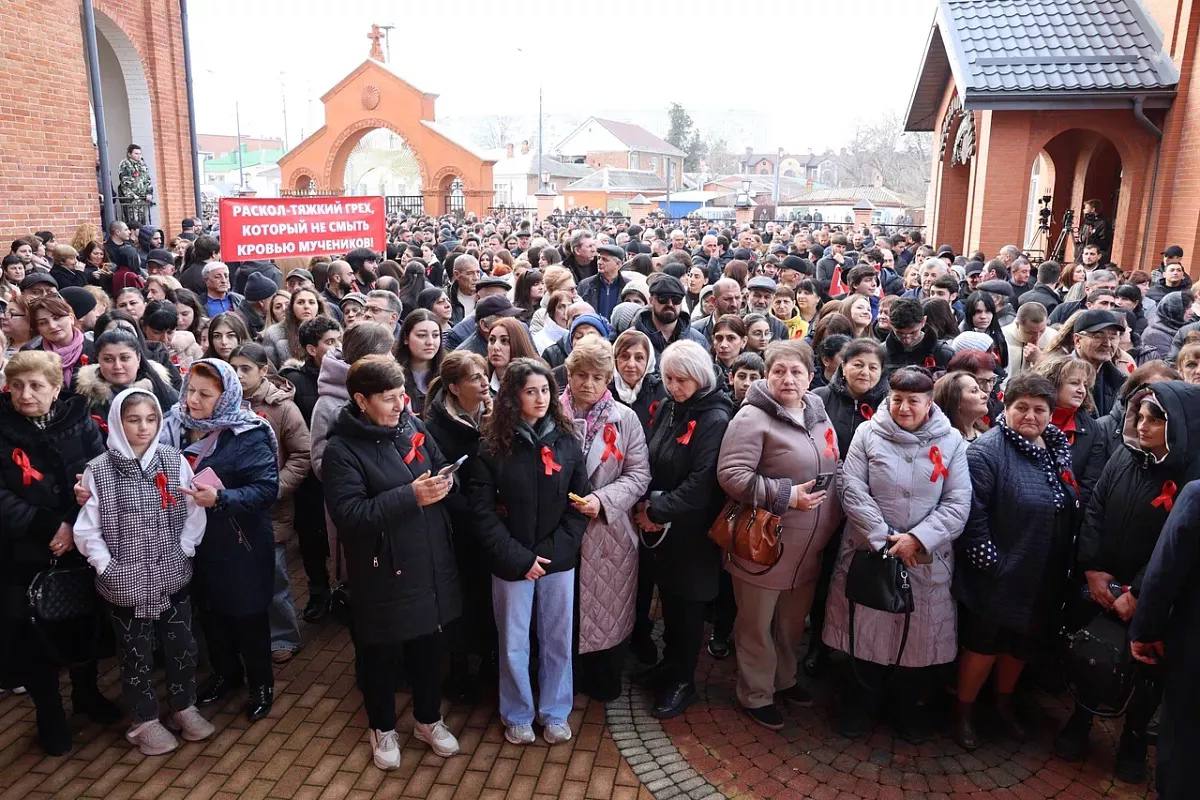 В Армавире состоялась акция в поддержку Армянской Апостольской Церкви Мероприятие состоялось в храме Пресвятой Богородицы и собрало жителей города представителей армянской общины и духовенства Участники выразили обеспокоенность давлением на церковь в Армении и подчеркнули её значение как духовной основы народа Акцию организовала местная армянская община при поддержке краевой В знак солидарности участники прикрепили к одежде красные ленточки Кубанские Новости   Мы в MAX