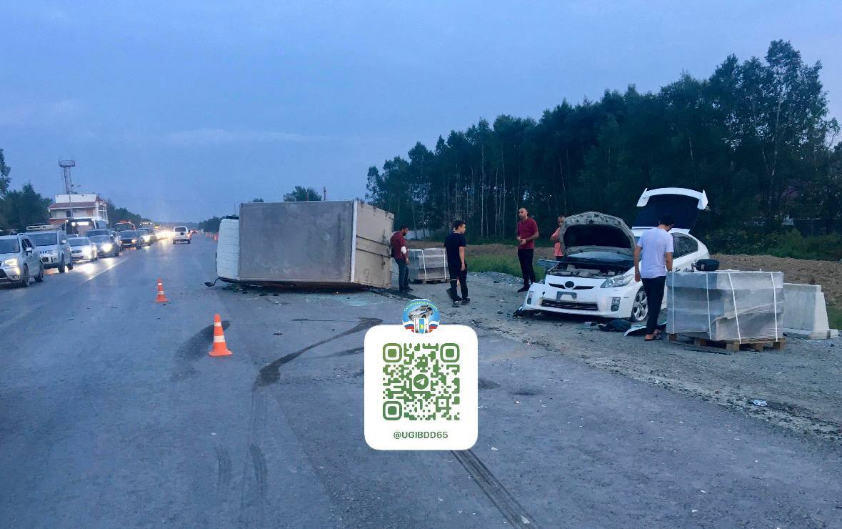 Стали известны подробности жуткого ДТП с участием «Приуса» и грузовика в Хомутово Авария произошла примерно в 19:23 на ремонтируемом участке проспекта Мира. 31-летний водитель Toyota Prius выехал на встречку, где столкнулся с грузовиком Mitsubishi Canter. «Кантер» от удара лег на бок, а иномарку очень хорошо помяло. Оба водителя пострадали. Полиция проводит проверку, сообщает ——— : Прислать нам новость: