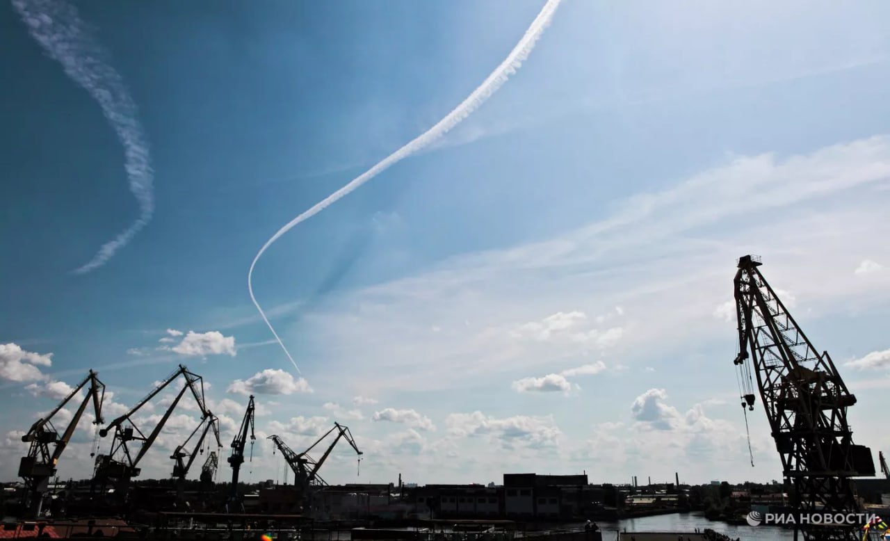 Строительство новой крупнотоннажной верфи ОСК на Дальнем Востоке как ожидается начнется с конца 2027 го рассказал в интервью РИА Новости глава Минпромторга Антон Алиханов По его словам объем инвестиций оценивается в сумму около 600 млрд рублей Реализация проекта планируется за счет внебюджетных источников Подписаться на РИА Новости экономика Все наши каналы