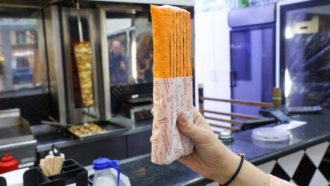 ГОСТ на шаурму планируют утвердить в конце года Работа над этим стандартом вызвала очень живой интерес и у экспертов и у потребителей На текущий момент завершается доработка первой редакции ГОСТа учитывая все конструктивные замечания и предложения которые поступили в ходе публичного обсуждения Подробнее читайте по ссылке Фото Belkin Alexey Globallookpress yk24 ru в MAX Telegram ВК VK Видео