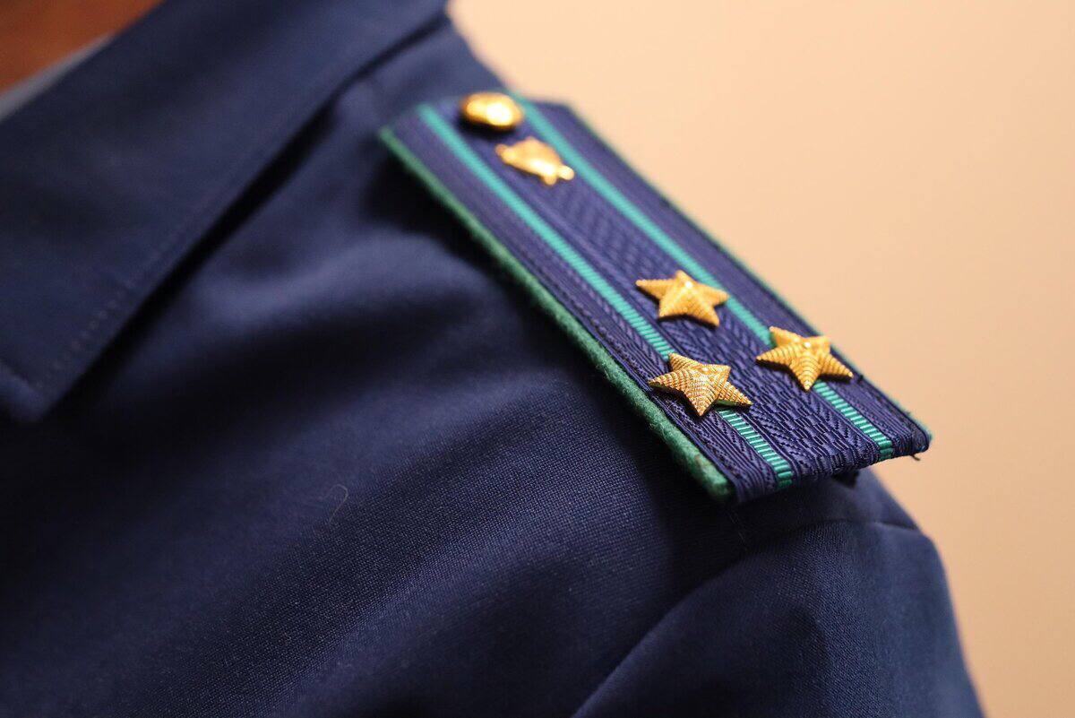 Кизилюртовская межрайонная прокуратура направила в суд уголовное дело о хищении бюджетных средств выделенных на ремонт школы и детского сада Кизилюртовской межрайонной прокуратурой утверждено обвинительное заключение по уголовному делу в отношении жителя пос Шамхал г Махачкалы обвиняемого по ч ч 3 и 4 ст 159 УК РФ мошенничество Уголовное дело возбуждено по материалам прокурорской проверки По версии следствия в 2022 2023 годах обвиняемый являясь генеральным директором общества с ограниченной ответственностью заключил с МКУ УКС и службы заказчика администрации г Кизилюрта муниципальные контракты на выполнение работ по капитальному ремонту МБОУ СОШ 8 г Кизилюрта и МКДОУ Детский сад 4 Светлячок В последующем в документации он завысил объемы выполненных по контрактам работ на 1 3 млн рублей и более 570 тыс рублей соответственно В ходе следствия причиненный ущерб возмещен в полном объеме Уголовное дело направлено в Кизилюртовский городской суд для рассмотрения по существу