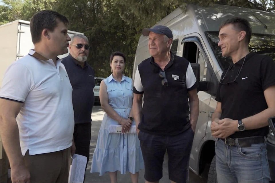 Автомобиль, одежда и средства реабилитации: Сергей Гармаш доставил грузы для жителей территорий у линии СВО Известный актер и уроженец Херсона Сергей Гармаш прибыл на левый берег Днепра с гуманитарной миссией. В качестве члена попечительского совета фонда гуманитарных инициатив «Орион» он доставил «добрые» грузы. Теперь в Генической санаторной школе-интернат, которая недавно была отремонтирована, появилась и новая мебель — парты, шкафы, стеллажи. «Мой визит в Херсонскую область не первый, хотя это может звучать громко, - сказал известный актер Сергей Гармаш. - Полтора года назад ко мне обратился фонд «Орион» через Ксению Шойгу с предложением помочь. Я сразу же ответил, что, как занятый артист, могу принять участие, если эта помощь будет связана с моей Родиной. Так всё и началось. В прошлом году мы побывали в Скадовске, где посетили детскую больницу и привезли большой груз помощи. В этом году я заранее уведомил фонд о своем намерении приехать сюда в эти даты» Сергей Гармаш тоже не остался без подарка. В ответ на его добрые дела школьники вручили ему специальную грамоту, символизирующую дружбу и солидарность. Для жителей Каховки, попавших в тяжелую ситуацию, доставили одежду, продукты питания и необходимые вещи. Администрация Каховского округа получила новый грузопассажирский фургон «Газель NEXT».