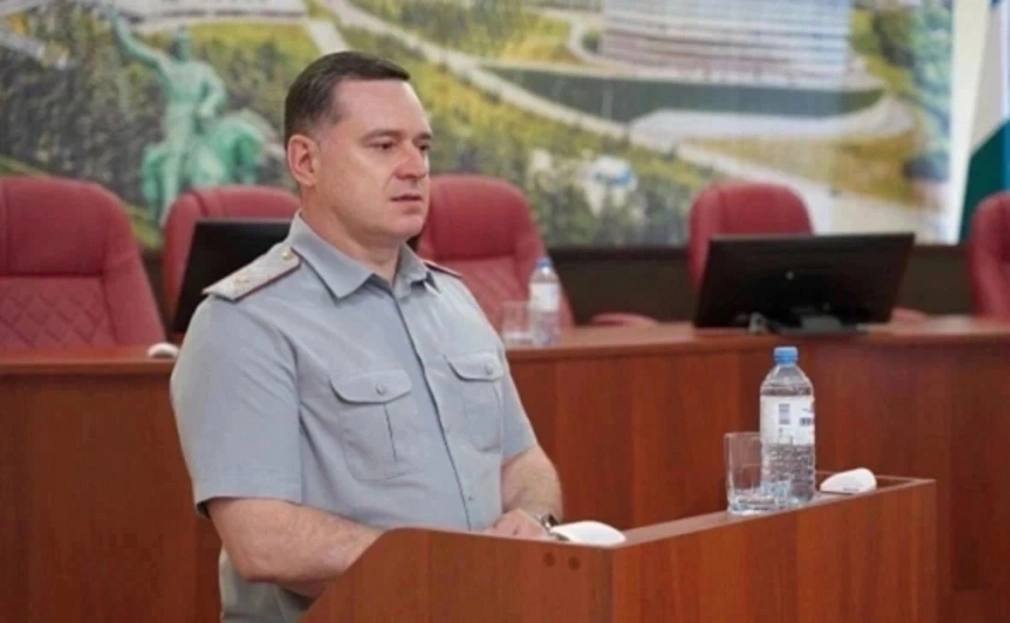 Экс главе УФСИН по Башкирии Владиславу Дзюбе продлили домашний арест Советский райсуд Уфы в четверг 2 октября продлил домашний арест экс начальнику управления ФСИН по Башкирии Владиславу Дзюбе Мера пресечения будет действовать до 27 ноября сообщили РБК Уфа в пресс службе суда Владислав Дзюба был задержан в начале апреля по делу о превышении полномочий Тогда суд отправил его под стражу но в мае меру пресечения изменили на домашний арест Следствие сообщало что бывший глава УФСИН признал вину и помогает расследованию По версии дознания в ноябре 2024 года Дзюба потребовал от руководителей структурных подразделений управления собрать с сотрудников часть начисленных им премий 2 4 млн руб на представительские расходы Средства собрали с 68 человек РБК Уфа
