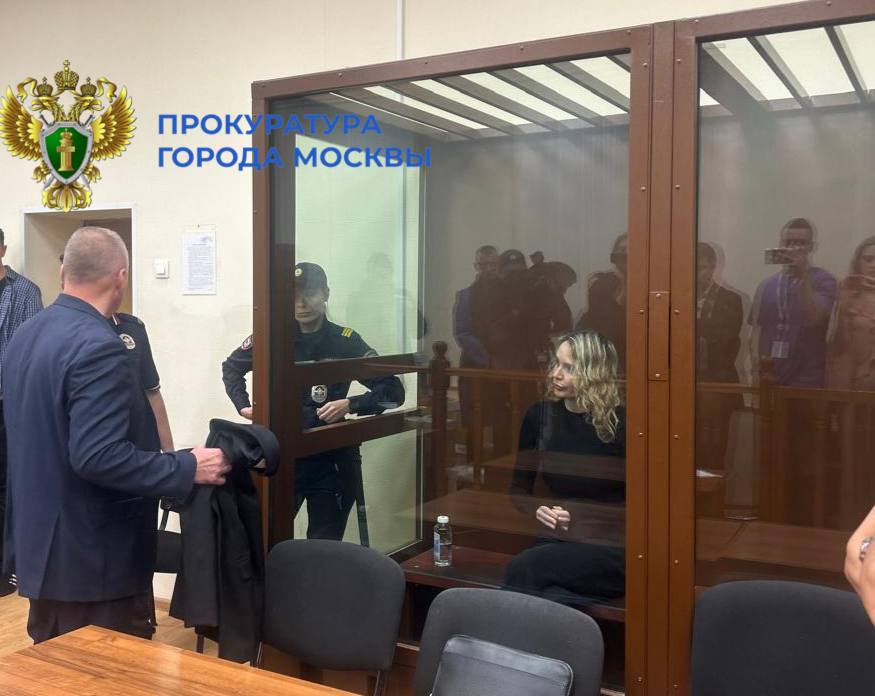 Суд приговорил к семи годам колонии владелицу ювелирного дома Darvol Дарью Спиридонову Ее признали виновной в совершении 19 эпизодов мошенничества в крупном и особо крупном размерах, сообщает прокуратура Москвы. Спиридонова получила от 19 потерпевших деньги на сумму более 200 млн рублей «под предлогом извлечения прибыли от сделок с драгоценными камнями», но обязательства не выполнила. Подпишитесь на «Абзац» Добавьте «Абзац» в ленту «Дзена»