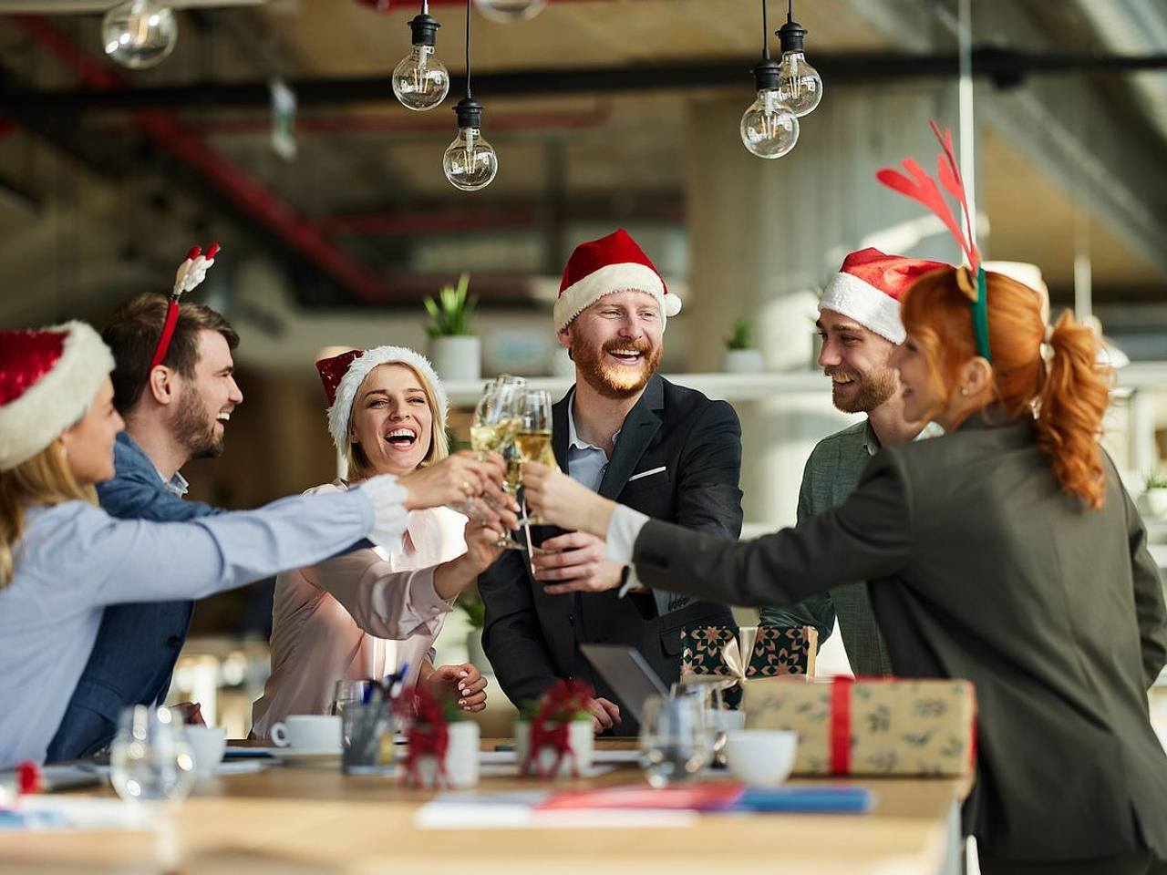 Каждый десятый россиянин ходит на корпоратив ради интрижки Каждый десятый россиянин ходит на корпоративы для того чтобы завести служебный роман У половины опрошенных более практичные намерения они собираются пойти ради еды Каждый пятый рассматривает корпоратив как возможность получить повышение При этом только 18 опрошенных относятся к своим коллегам с уважением Видимо интрижка тоже пройдет без уважения bisrub