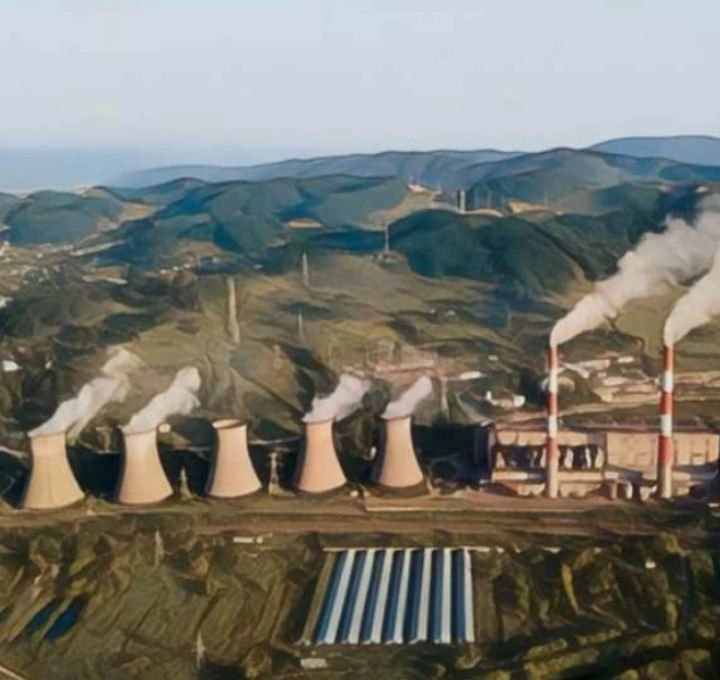 Новую Артёмовскую ТЭЦ 2 могут сдать к концу 2026 года Строящаяся в Приморье Артёмовская ТЭЦ 2 может быть введена в эксплуатацию уже ко Дню энергетика который отмечается 22 декабря 2026 года Станция призвана заместить мощности действующей Артёмовской ТЭЦ введённой в работу ещё в 1936 году Как сообщила министр энергетики и газоснабжения Приморского края Елена Шиш строительство ведётся по графику и есть вероятность завершения работ к указанному сроку По её словам объект имеет ключевое значение для обеспечения стабильного энергоснабжения Артёма и посёлка Заводской Расположение строительство ведётся в районе села Оленье на участке площадью около 574 тыс кв м В завершающей стадии находится строительство газопровода отвода от ГРС 2 Мощность установленная электрическая мощность ТЭЦ 2 составит 440 МВт у действующей станции 400 МВт тепловая 456 Гкал ч против 300 Гкал ч Работать она будет на отечественных парогазовых турбинах Застройщик и подрядчик застройщиком выступает РусГидро генеральным подрядчиком Теплоэнергетическая компания Мосэнерго входит в Нацпроектстрой Не исключено что после запуска новой станции старая ТЭЦ ещё некоторое время продолжит работу Их параллельная эксплуатация может частично решить проблему энергодефицита в регионе Артёмовская ТЭЦ 2 является частью масштабной программы РусГидро по модернизации тепловой энергетики Дальнего Востока