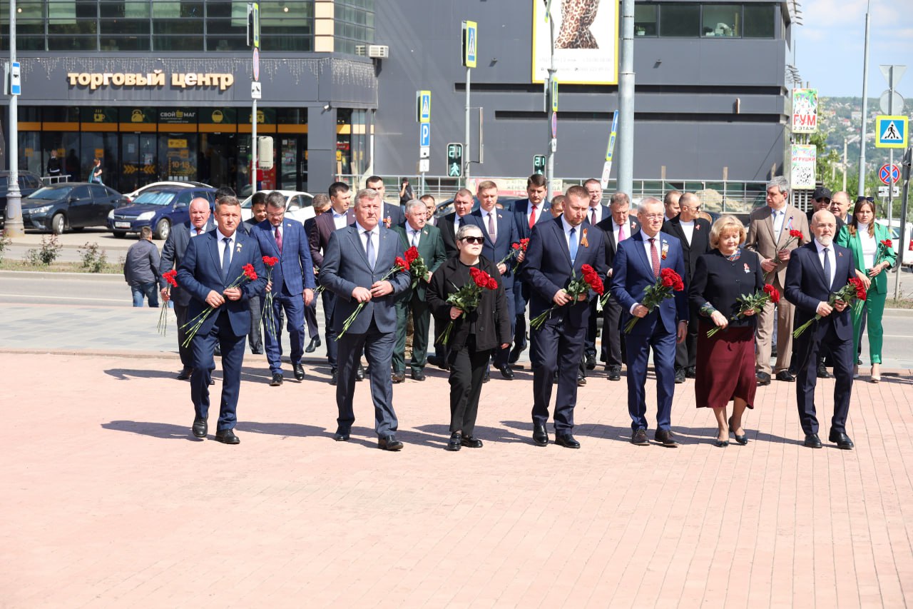Депутаты Народного Совета ЛНР и делегации парламентов субъектов РФ возложили цветы к памятному знаку «Они отстояли Родину» фоторепортаж 12 мая у памятного знака «Они отстояли Родину» состоялось торжественное мероприятие, приуроченное ко Дню Луганской Народной Республики. Почтить память павших защитников Отечества, а также возложить цветы к памятному знаку собрались Председатель Народного Совета ЛНР Денис Мирошниченко, депутаты Парламента республики, делегации законодательных органов республик Калмыкия, Карелия, Коми, Татарстан и Крым, Свердловской, Ульяновской и Херсонской областей.