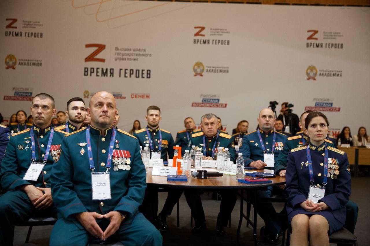 В «Сенеже» стартовало обучение второго потока президентской программы «Время Героев»  К учебе приступят 85 участников, среди которых 31 Герой России, 72 кавалера ордена мужества. Участников напутствовали руководство и организаторы программы «Время героев».  «29 февраля 2024 года в своем послании Федеральному собранию Президент впервые сказал о создании этой программы. Это личная идея Президента, его последовательная позиция, заключающаяся в том, что люди, которые доказали свой патриотизм, свою преданность стране в условиях специальной военной операции, и есть настоящая элита страны. Мы выполняем поручение Президента, реализуя эту программу на базе Мастерской "Сенеж"», — обратился к участникам первый заместитель руководителя Администрации Президента РФ Сергей Кириенко во время открытия второго потока обучения президентской программы «Время героев».