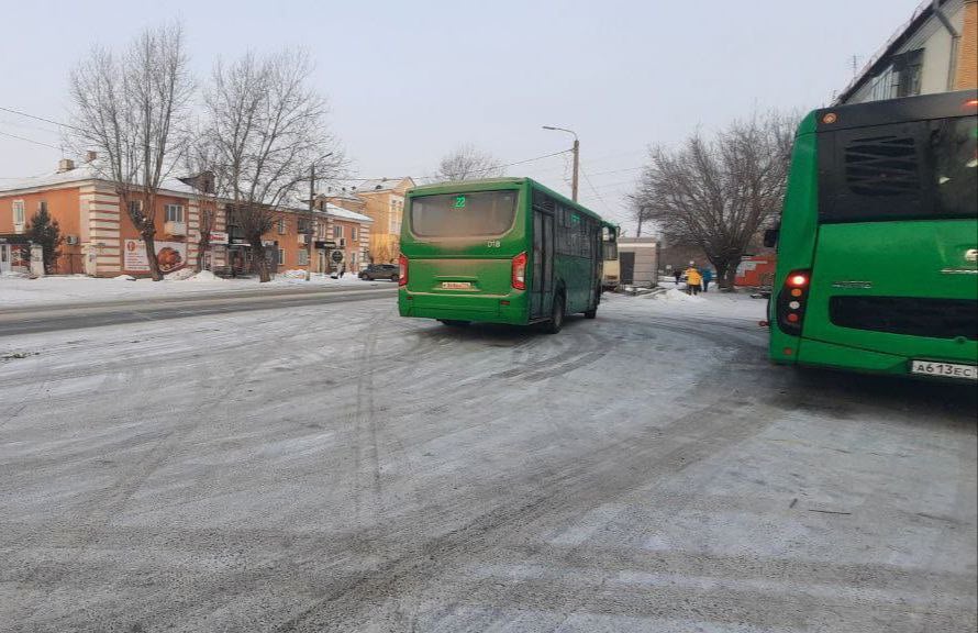 В общественную приёмную депутата ЛДПР Виталия Пашина обратились жители Старокамышинска. В конце 2024 года рядом с поселком убрали остановочный пункт, который служил верой и правдой около 50 лет. Чтобы попасть на автобус местным жителям приходилось преодолевать приличное расстояние – пенсионерам такие марафоны давались с трудом.   Представители ЛДПР обратились в администрацию Копейска с просьбой вернуть остановку. Людей услышали – установку комплекса запланировали на 2025 год.  Также хорошая новость для жителей Бажово. Координатор ЛДПР Иван Пламеннов вместе с жителями поселка несколько месяцев добивался восстановления остановки «Шахты 45» и установку этого комплекса также включили в план на текущий год.   ЛДПР работает на благо людей!