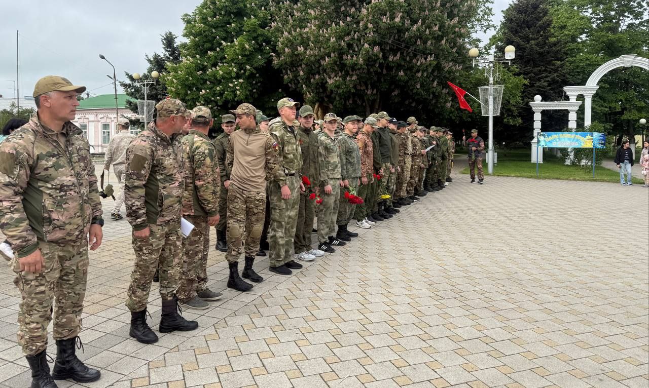 Юноши на военных сборах В военном лагере «Тополек» города Усть-Лабинска стартовали учебные сборы для старшеклассников. Основную часть участников составили обучающиеся классов казачьей направленности. Эти занятия – важный этап в подготовке будущих защитников Отечества, где они получат возможность приобрести знания и навыки, необходимые им для службы в армии. С напутственными словами выступил заместитель главы муниципалитета, атаман Выселковского РКО Дмитрий Ромась. Он пожелал юношам успешного прохождения сборов, новых достижений и крепкого командного духа. В программу были включены различные виды подготовки, направленные на развитие физической выносливости, тактического мышления и умения действовать в команде. Под руководством опытных инструкторов молодежь освоила основы строевой подготовки, тактические приемы, навыки стрельбы и оказания первой доврачебной помощи.