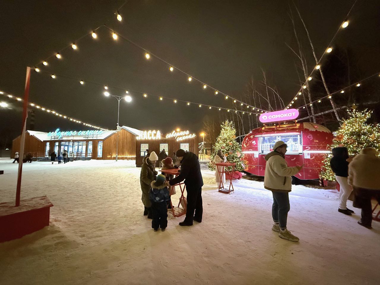 В парке Маяковского тоже закрылись некоторые локации Большая горка и аттракционы не будут работать 12 и 13 января С 14 января по обычному расписанию Каток Северное Сияние с 12 по 15 января недоступен С 16 января по расписанию Всё из за обещанных морозов и для того чтобы вновь подготовить площадки к встрече гостей Фото ЦПКиО E1 Афиша теперь в MAX