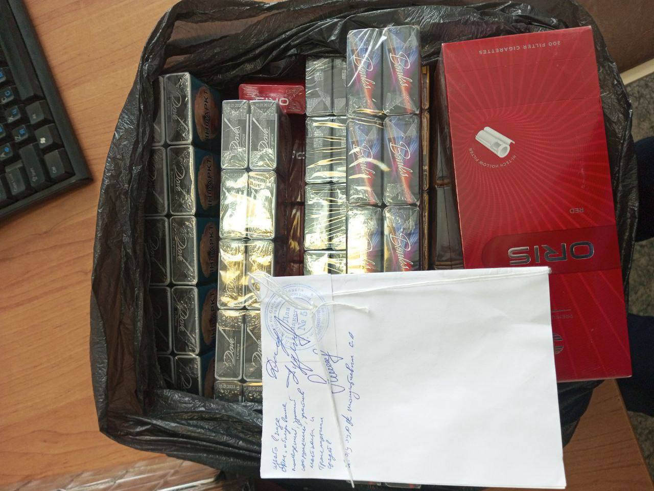 В Омской области вынесен приговор супружеской паре за незаконное хранение немаркированных табачных изделий Называевский городской суд Омской области вынес приговор по уголовному делу в отношении 53-летней местной жительницы и ее супруга. Они признаны виновными по ч. 6 ст. 171.1 УК РФ хранение в целях сбыта немаркированных табачных изделий, подлежащих маркировке специальными акцизными марками . В суде установлено, что осужденные не позднее декабря 2023 г. хранили в трех торговых точках, а также в своем гараже немаркированную табачную продукцию в целях дальнейшего сбыта. При обыске сотрудники полиции изъяли свыше 3,7 тыс. пачек таких изделий на общую сумму 448 тыс. рублей. Суд назначил каждому виновных наказание в виде штрафа в размере 200 тыс. рублей. Изъятую табачную продукцию суд постановил уничтожить.