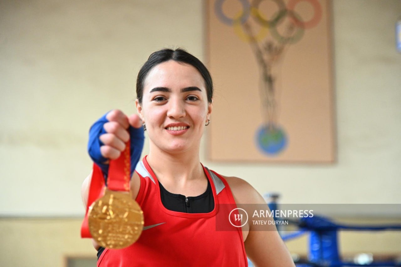 Чемпионка Европы по боксу и неоднократная медалистка европейских чемпионатов Ани Овсепян переходит на профессиональный ринг. Об этом сама боксер заявила в интервью Арменпресс. «Я перехожу в профессиональный бокс. Мне поступило предложение о контракте от Grand Boxing Management менеджер Хачик Хачатурян , на которое я согласился. Надеюсь, что этот контракт откроет передо мной важные двери, и в будущем я буду проводить более серьёзные бои на профессиональном ринге. Эта компания европейская, и мой контракт — контракт европейского уровня», — сказала Овсепян. По словам Овсепян, решение перейти на профессиональный ринг связано с небольшим количеством турниров в любительском боксе на данный момент, а также с большими целями, которые она ставит перед собой. «Не скажу, что мой переход на профессиональный ринг окончательный, у меня также есть цели участвовать в любительских турнирах, иногда в чемпионатах мира и Европы. Сейчас я считаю правильным сделать шаги к тому, чтобы стать профессиональным спортсменом», — подчеркнула она. Овсепян подчеркивает, что продолжит делать всё возможное на профессиональном ринге для популяризации Армении.Дебютный бой Ани Овсепян на профессиональном ринге состоится в Ереване в октябре этого года.
