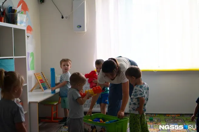 В омском детском саду 283 на Космическом проспекте в ясельной группе выявили нарушения Воспитатели дошкольного учреждения грубо разговаривали с детьми и кричали на них Об этом рассказали в областной прокуратуре По данным надзорного ведомства это продолжалось в течение всего прошлого года Установлено что в течение 2025 года воспитателями одной группы допускались факты грубого обращения с детьми обучающимся в ясельной группе применения непедагогических методов воспитания Тревогу забили родители малышей Они и обратились в прокуратуру Советского округа Ведомство организовало проверку Кроме того проверкой вскрыты нарушения требований пожарной безопасности трудового законодательства случаи незаконного взимания денежных средств с родителей добавили в прокуратуре Заведующей детсада Наталье Прозоровой внесли представление В отдел полиции направили материалы проверки для решения вопроса о возбуждении уголовного дела за Неисполнение или ненадлежащее исполнение обязанностей по воспитанию несовершеннолетнего педагогическим работником ngs55news удалось дозвониться до заведующей детского сада Но женщина от комментариев отказалась Еду в департамент высказалась коротко Прозорова и сбросила звонок В мэрии города развернутого ответа нам получить тоже не удалось В ведомстве сослались на прокуратуру В новостях ведь написано Прокуратура Советского округа начала проверку по данному факту Здесь новости грузит быстрее