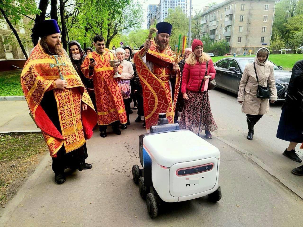В Москве начали освящать святой водой роботов-доставщиков.